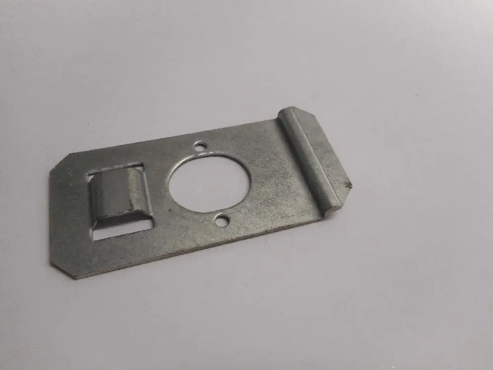 Metallene Halterung mit einer rechteckigen Form und einer Öffnung, wahrscheinlich für den Einsatz in einem Remeha Abgasthermostat.